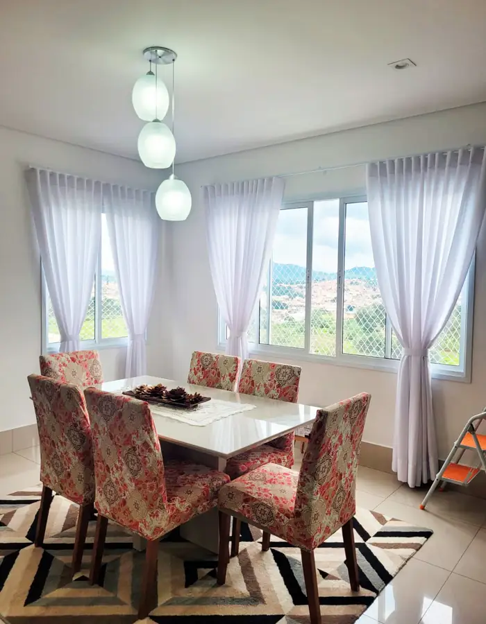 Ambiente residencial com cortinas sob medida confeccionadas pela Neusa — atendimento em Bragança Paulista