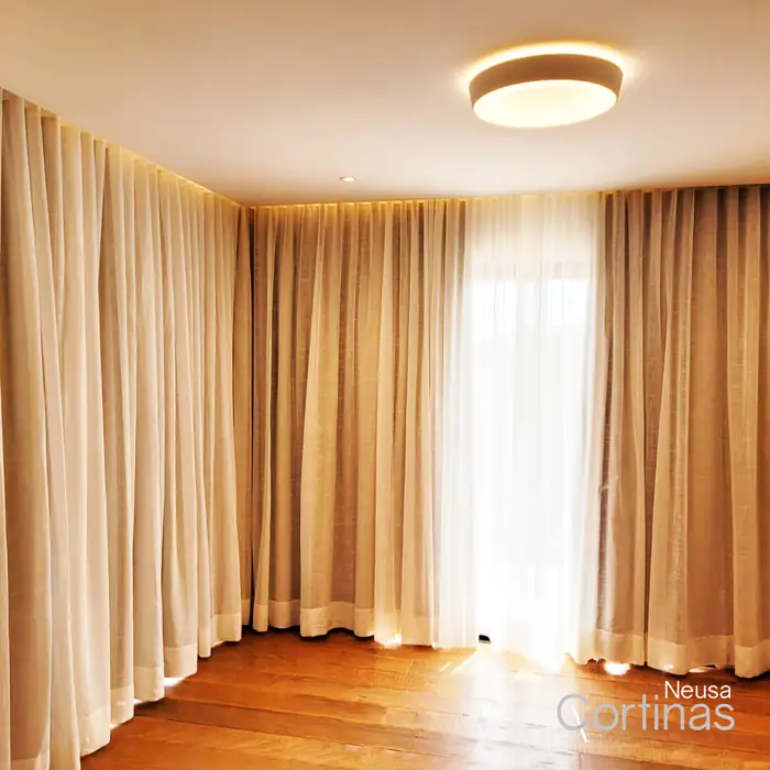 Cortina de linho com sheer sobreposto em sala premium — resultado de confecção sob medida