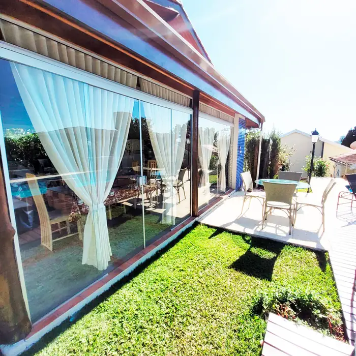 Cortinas motorizadas em ambiente de pé direito duplo