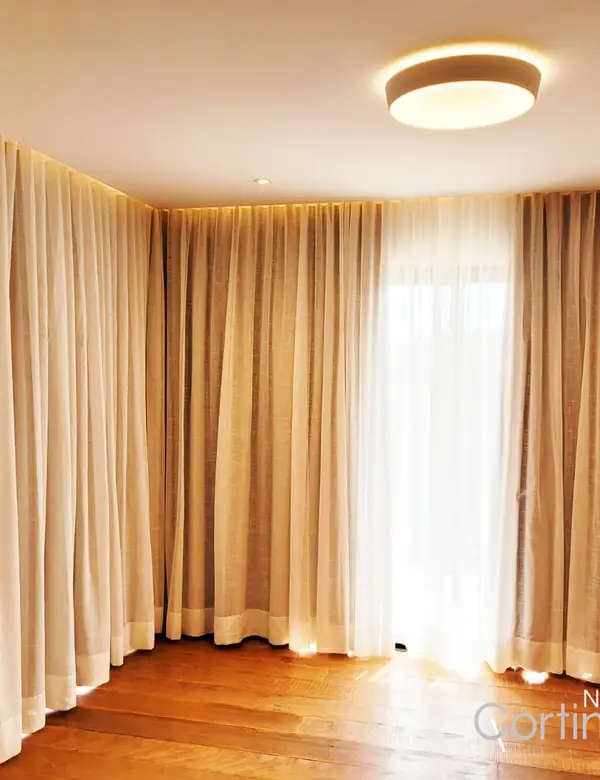 Cortinas sob medida confeccionadas pela Neusa em Atibaia — tecido escolhido no ambiente do cliente