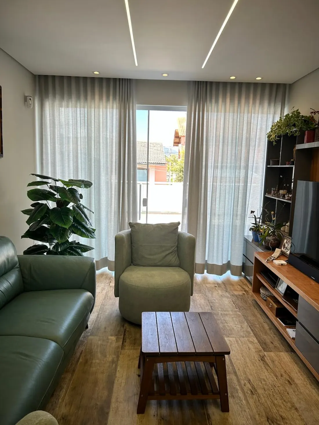 Sala de estar com cortina dupla sob medida em voile bege — exemplo de confecção da Neusa Cortinas em Atibaia