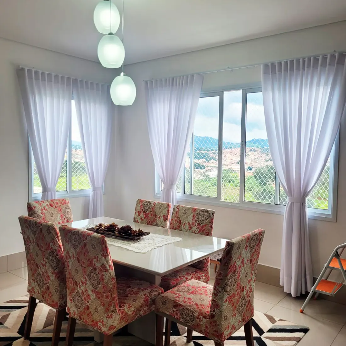 Sala de jantar em Atibaia com cortinas sob medida