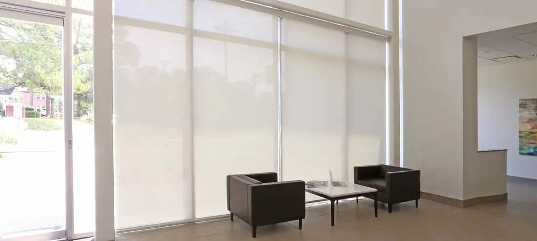 Sala com tela solar e voile em camadas