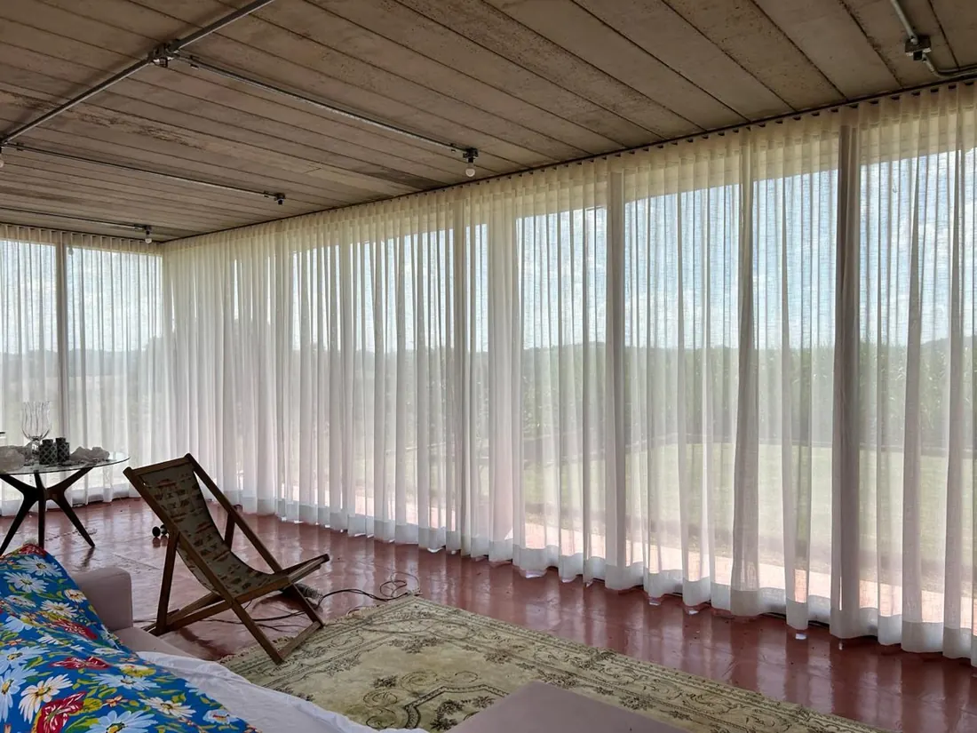 Varanda residencial com cortinas leves — solução externa com tecido adequado
